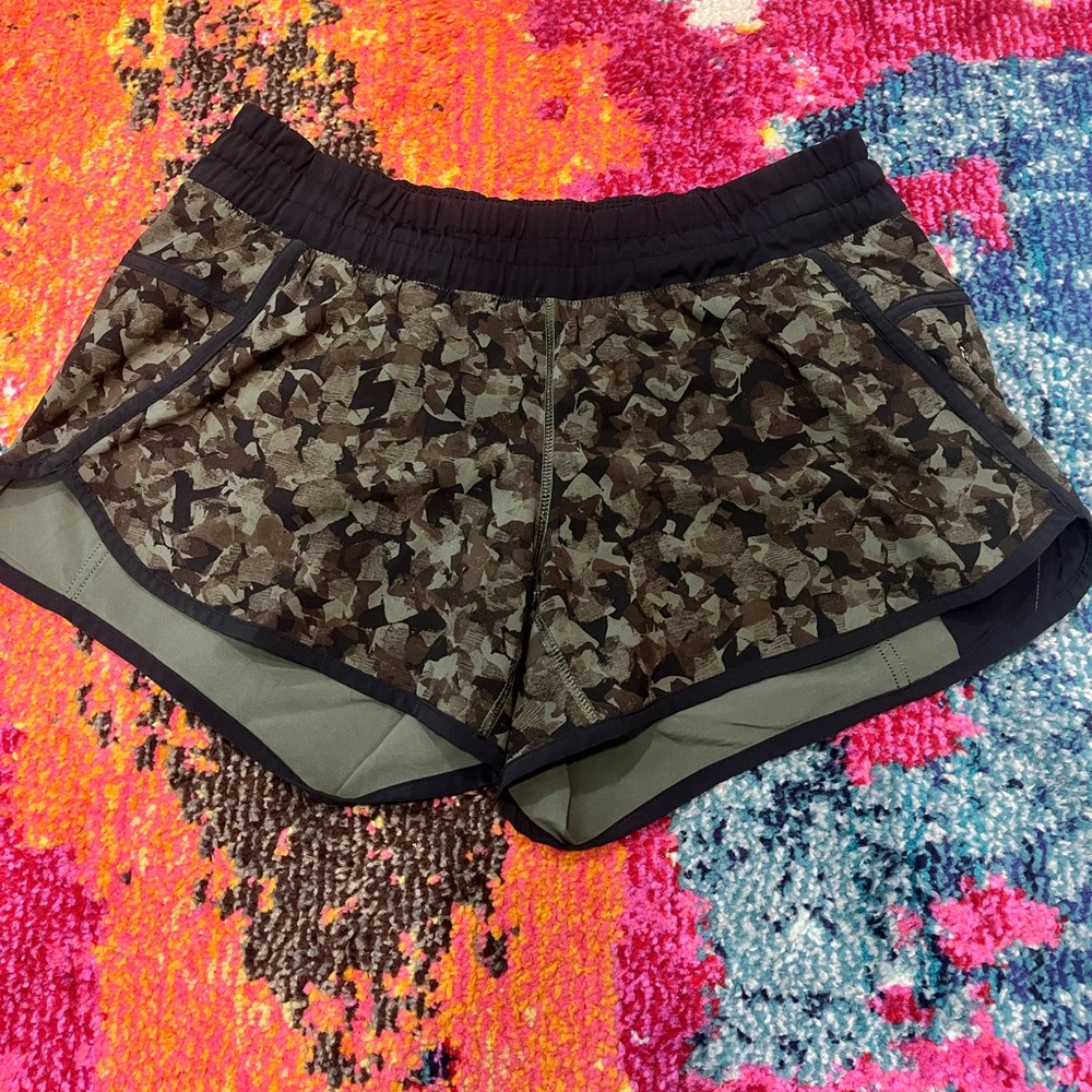 Lululemon Tracker Shorts MR 4” - Size 8